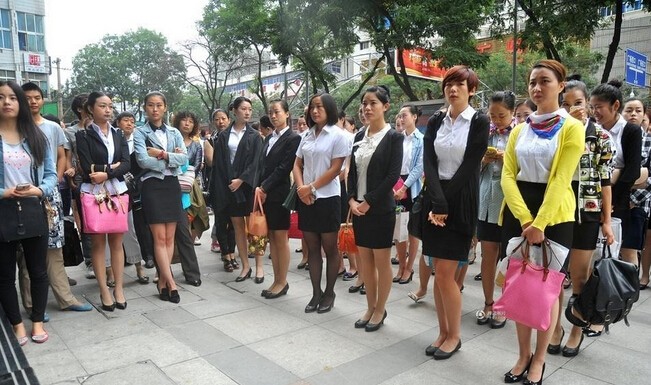 廣西高鐵乘務(wù)員招聘面試經(jīng)歷:怎么樣解決難與同事上司相處問(wèn)題？