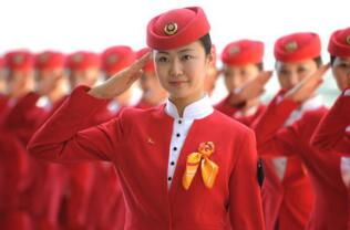 高鐵動(dòng)車(chē)招聘乘務(wù)員工資待遇怎么樣？有什么要求？和空姐哪個(gè)好？