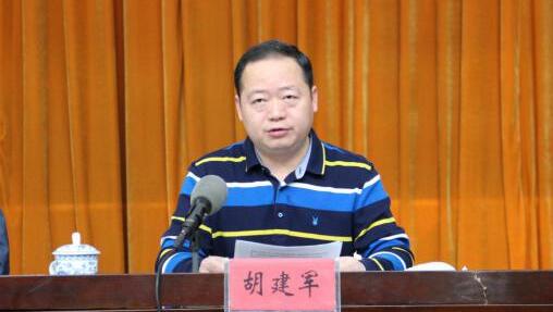 胡建軍簡歷：柳州軌道交通集團董事長胡建軍，曾任柳州市蓮花山保護中心主任，魚峰區(qū)委常委、常務副區(qū)長
