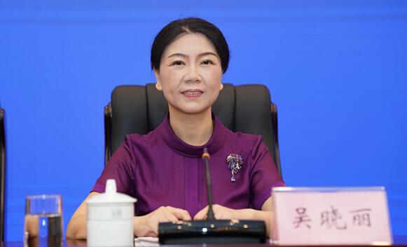 吳曉麗簡(jiǎn)歷：來(lái)賓市政協(xié)主席吳曉麗，曾任廣西廣播電視局副局長(zhǎng)、婦聯(lián)副主席，來(lái)賓市委副書(shū)記