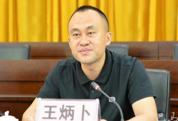 王炳卜簡(jiǎn)歷：河池天峨縣委副書(shū)記、縣長(zhǎng)王炳卜，曾任巴馬縣副縣長(zhǎng)
