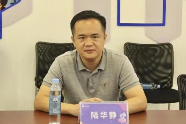 陸華靜簡歷：桂林市疊彩區(qū)委副書記、區(qū)長陸華靜，曾任七星區(qū)委常委、常務(wù)副區(qū)長，大化縣委常委、副縣長
